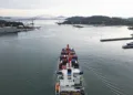 Esta vista aérea muestra un buque de carga saliendo del Canal de Panamá por el lado del Pacífico en la ciudad de Panamá el 6 de octubre de 2025/ Créditos: Martin Bernetti | Afp | Getty Images