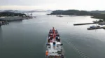 Esta vista aérea muestra un buque de carga saliendo del Canal de Panamá por el lado del Pacífico en la ciudad de Panamá el 6 de octubre de 2025/ Créditos: Martin Bernetti | Afp | Getty Images