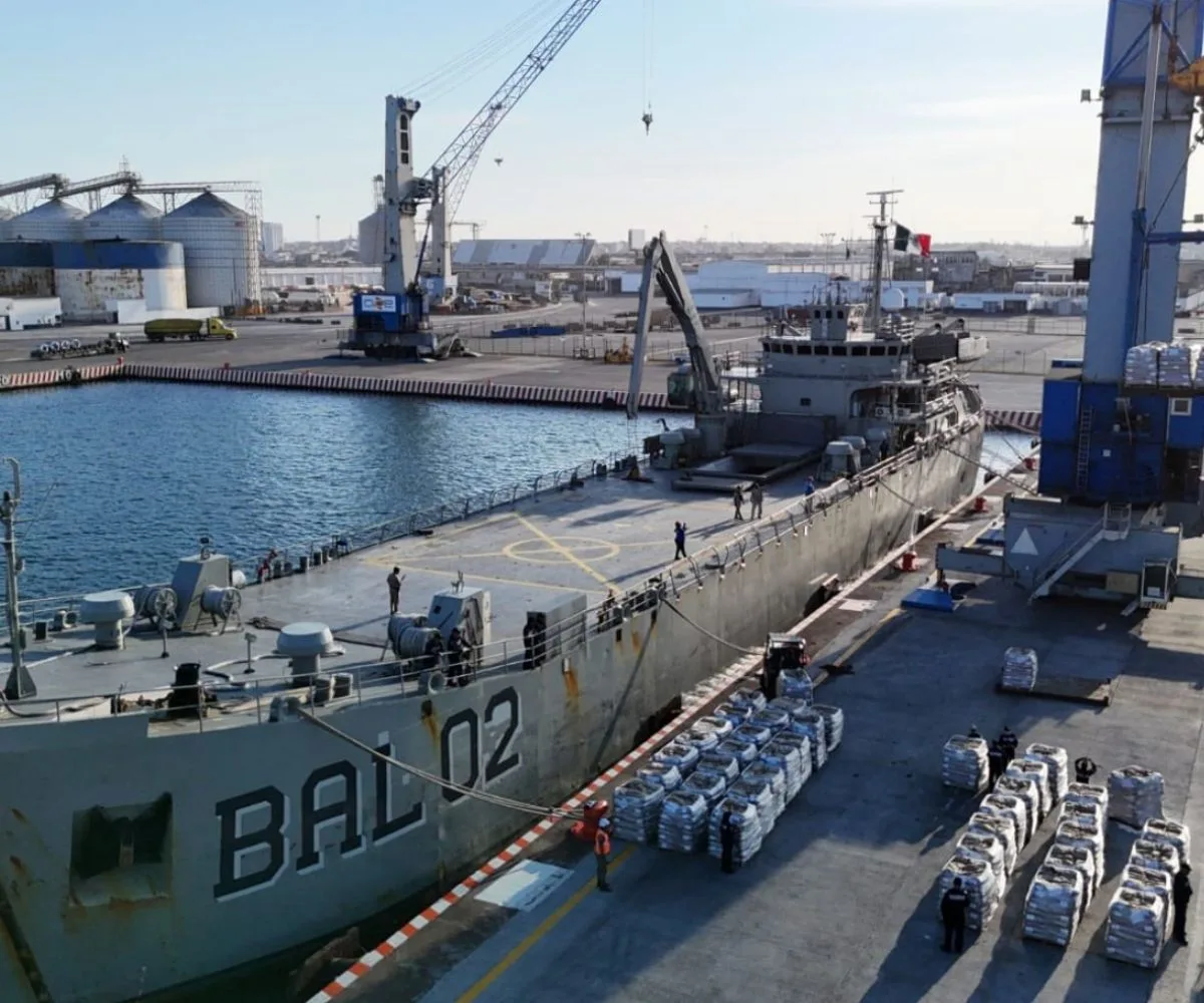 Buque de la Armada mexicana es cargado con asistencia humanitaria para Cuba