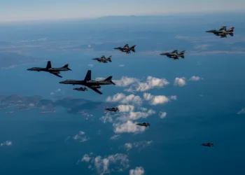 Cazas F-16 de la Fuerza Aérea de Estados Unidos participan en un vuelo de entrenamiento combinado junto a bombarderos B-1B y F-35A de la República de Corea durante el ejercicio “Vigilant Storm 23”, sobre la península coreana, el 9 de noviembre de 2022. /Créditos: U.S. Air Force
