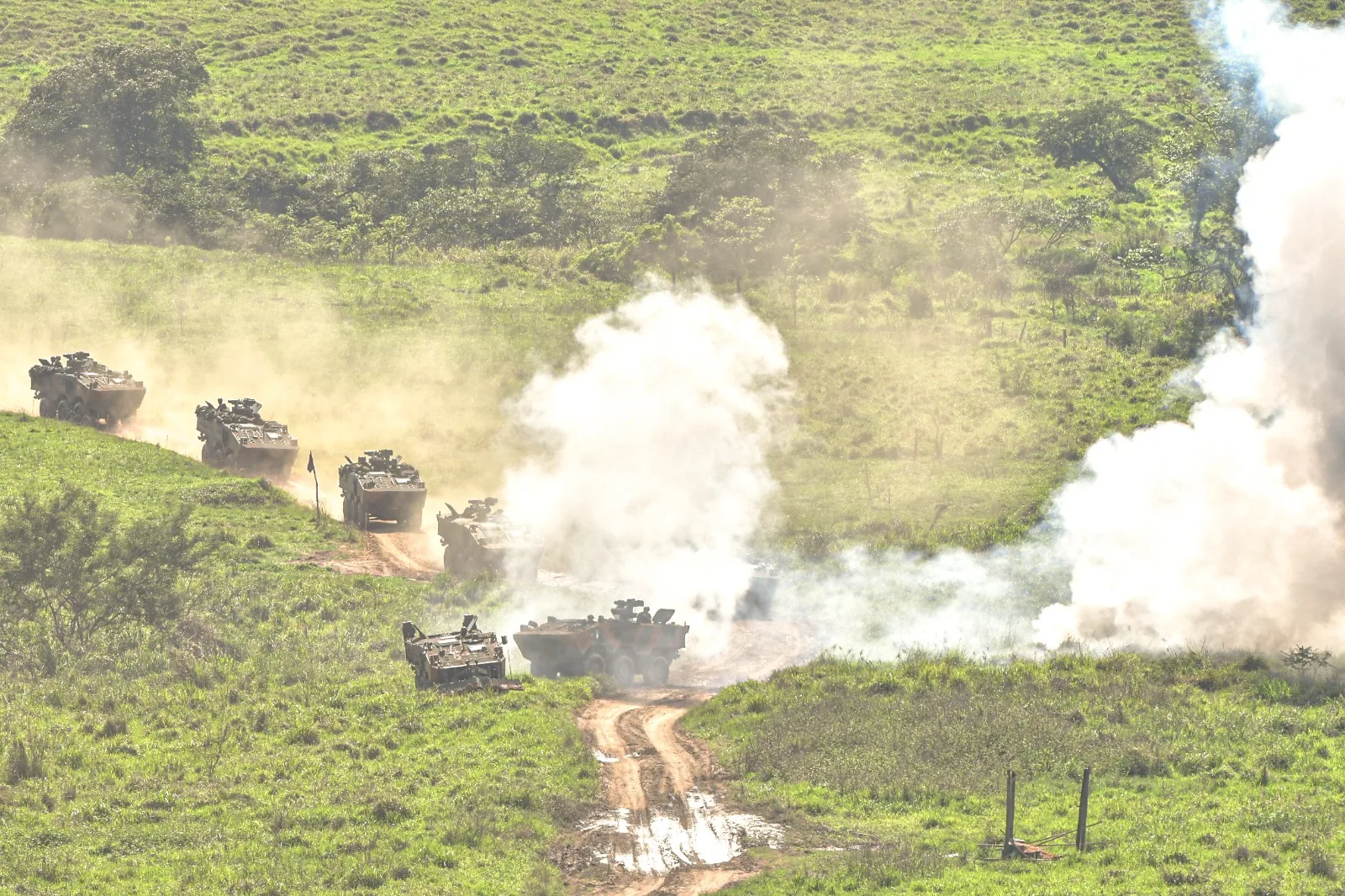 El Ejército Brasileño informó que el Comando Militar del Este llevó a cabo la Operación Membeca, el mayor ejercicio de adiestramiento de sus tropas en 2025, con el objetivo de fortalecer la capacidad operativa de la Fuerza Terrestre en distintos escenarios de combate. /Créditos: Exército Brasileiro vía X