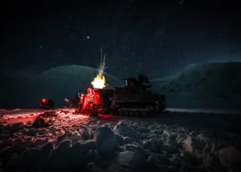 Los Royal Marines del Reino Unido realizaron fuego de mortero durante maniobras intensivas en el norte de Noruega, como parte de su preparación para asumir un rol destacado en las operaciones de la OTAN en el Ártico. /Créditos: Royal Marines vía X