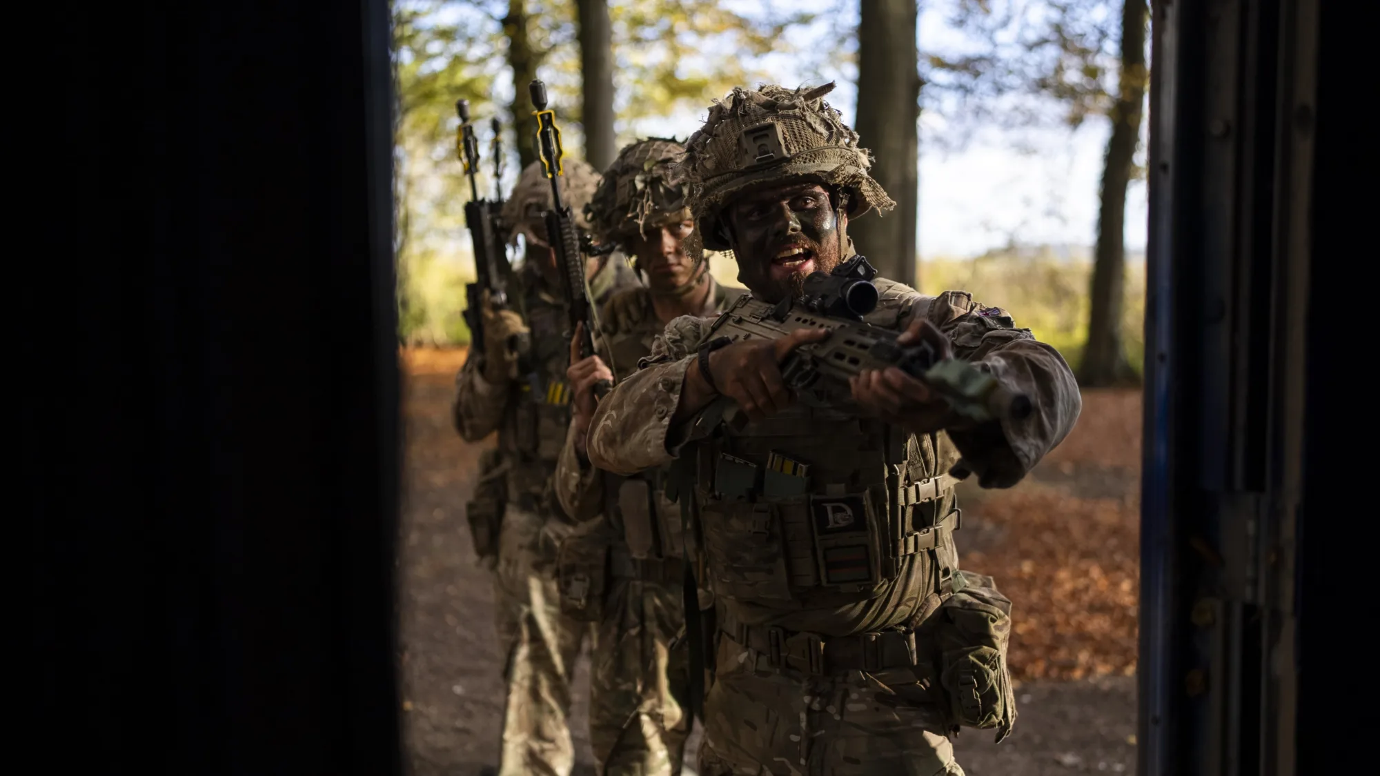 El Ejército británico difundió imágenes del entrenamiento de combate urbano de un pelotón del 5.º Batallón del Regimiento The Rifles, en el marco del documental Platoon 24/7: Preparing for War, cuyo segundo episodio se emitió el 9 de febrero de 2026 por Channel 5. /Créditos: British Army vía X