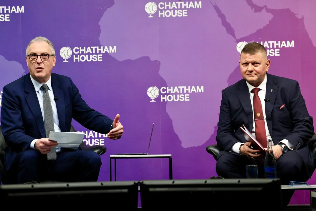 Zaluzhny expone sobre la adaptación tecnológica y el pasaje a una economía de guerra ante una audiencia en Londres. El evento fue moderado por Simon Fraser y se realizó bajo modalidad “on the record”/ Créditos: The Royal Institute of International Affairs - Chatham House.