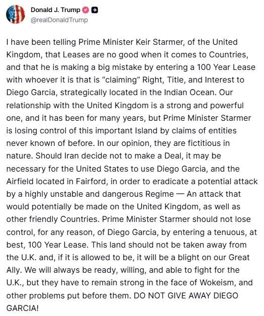 Captura de una publicación en la red social X del presidente Donald Trump (@realDonaldTrump), en la que critica al primer ministro británico Keir Starmer por el acuerdo de arrendamiento a 100 años del archipiélago de Chagos/ Créditos: Publicación de la cuenta oficial de Donald J. Trump en Truth Social