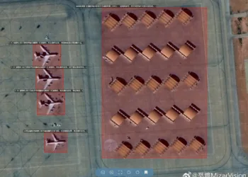 Detalle satelital de una zona de hangares reforzados (HAS, por sus siglas en inglés) dentro de la Base Aérea de Al Udeid. A la izquierda se distinguen tres aeronaves de alerta temprana y control aerotransportado E-3C Sentry estacionadas en plataforma abierta. A la derecha, múltiples refugios semicirculares para aeronaves evidencian infraestructura preparada para protección y dispersión de activos aéreos estratégicos./ Créditos: Weibo / 觅熵 MizarVision.