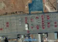 Imagen satelital de otra sección de la Base Aérea de Al Udeid donde se observa una alta concentración de aeronaves cisterna KC-135 y KC-46 distribuidas a lo largo de la plataforma, junto a varios aviones de transporte C-130. La agrupación masiva de medios de reabastecimiento en vuelo refuerza la capacidad de Estados Unidos para sostener operaciones aéreas prolongadas en Medio Oriente./ Créditos: Weibo / 觅熵 MizarVision.