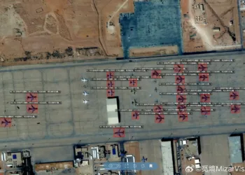 Imagen satelital de otra sección de la Base Aérea de Al Udeid donde se observa una alta concentración de aeronaves cisterna KC-135 y KC-46 distribuidas a lo largo de la plataforma, junto a varios aviones de transporte C-130. La agrupación masiva de medios de reabastecimiento en vuelo refuerza la capacidad de Estados Unidos para sostener operaciones aéreas prolongadas en Medio Oriente./ Créditos: Weibo / 觅熵 MizarVision.