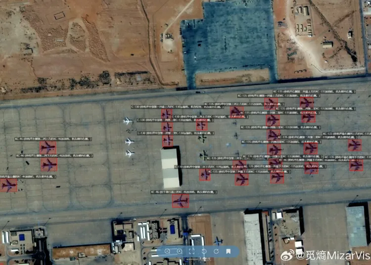 Imagen satelital de otra sección de la Base Aérea de Al Udeid donde se observa una alta concentración de aeronaves cisterna KC-135 y KC-46 distribuidas a lo largo de la plataforma, junto a varios aviones de transporte C-130. La agrupación masiva de medios de reabastecimiento en vuelo refuerza la capacidad de Estados Unidos para sostener operaciones aéreas prolongadas en Medio Oriente./ Créditos: Weibo / 觅熵 MizarVision.