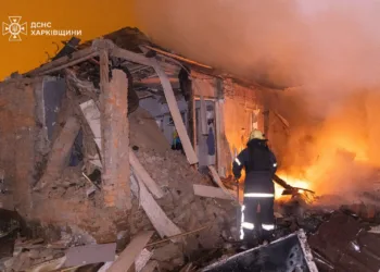 Ataque nocturno ruso contra infraestructura energética y zonas residenciales en Ucrania dejó daños en ocho regiones y decenas de heridos, incluidos niños, según informó el presidente Volodímir Zelenski. En la ofensiva se lanzaron 420 drones y 39 misiles, entre ellos 11 balísticos./ Créditos: @ZelenskyyUa vía X