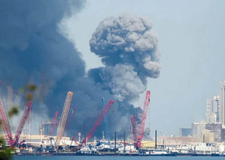 El humo se eleva en el cielo después de escucharse explosiones en Manama, Baréin, el 28 de febrero. REUTERS/Stringer
