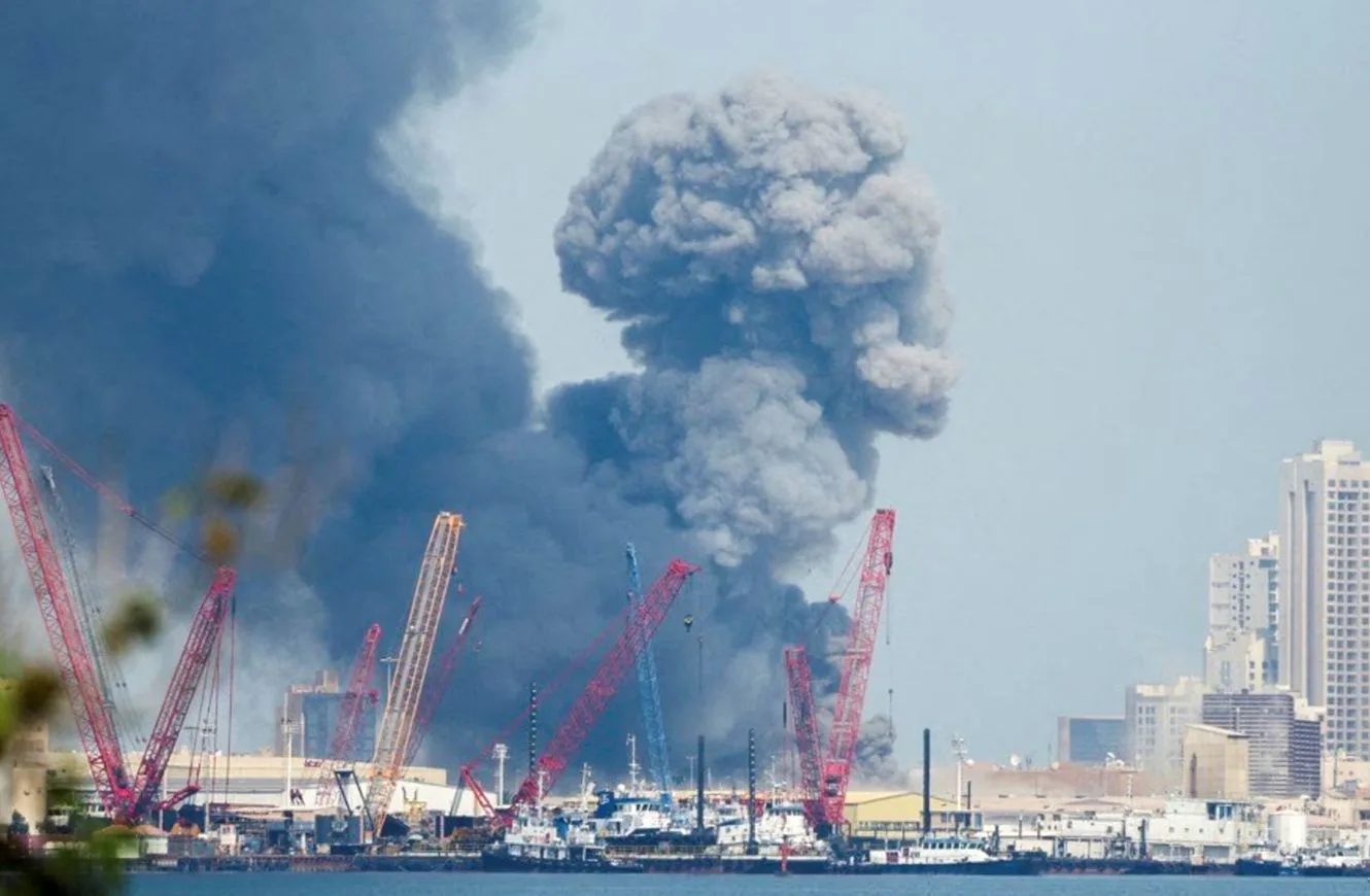 El humo se eleva en el cielo después de escucharse explosiones en Manama, Baréin, el 28 de febrero. REUTERS/Stringer