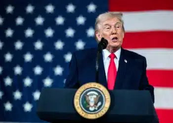 El presidente Donald Trump saluda a efectivos militares tras pronunciar un discurso ante familias de las Fuerzas Armadas en Fort Bragg. /Créditos: The White House Gallery.