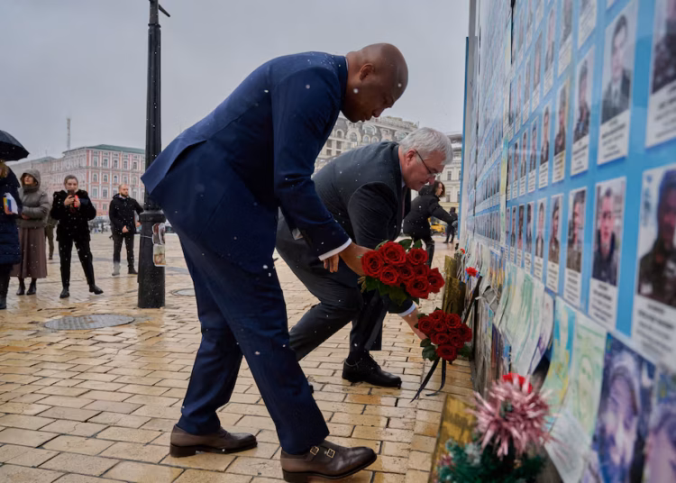 El ministro de Asuntos Exteriores de Ucrania, Andrii Sybiha, y su homólogo ghanés, Samuel Okudzeto Ablakwa, visitan el Muro del Recuerdo de los Caídos por Ucrania, situado fuera de la catedral de San Miguel, en medio del ataque de Rusia a Ucrania, en Kiev, Ucrania, el 25 de febrero de 2026. /Créditos: fotografía facilitada por Reuters.