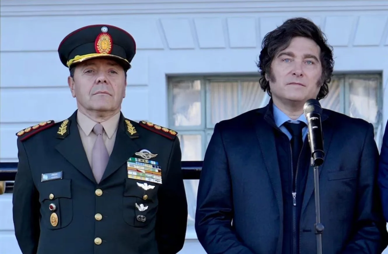 Carlos Presti en un acto como jefe del Estado Mayor del Ejército junto al presidente Javier Milei. Crédito: Ministerio de Defensa