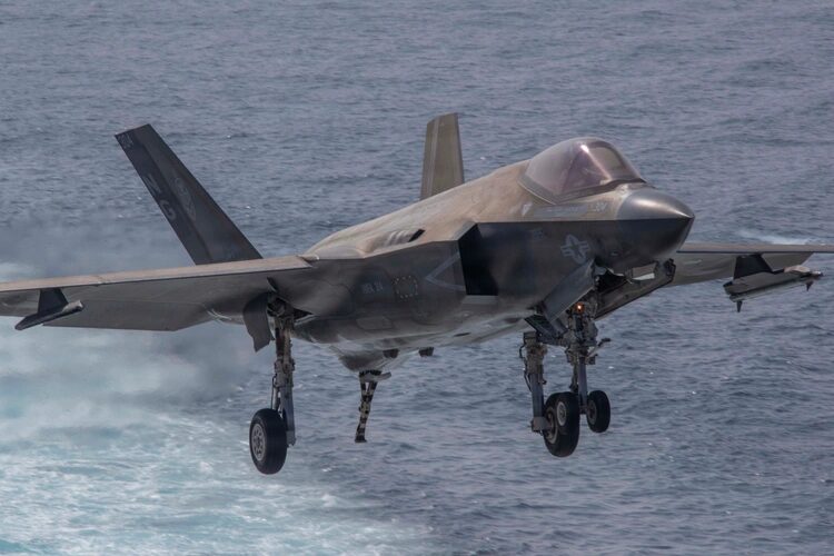 Un F-35C Lightning II, asignado al Escuadrón de Cazas de Ataque de la Marina (VMFA) 314, se prepara para realizar un aterrizaje detenido en la cubierta de vuelo del portaaviones clase Nimitz USS Abraham Lincoln (CVN 72) el 24 de enero de 2026. (Foto de la Marina de los EE. UU. por el Especialista en Comunicación de Masas Aprendiz de Marinero Cesar Zavala)