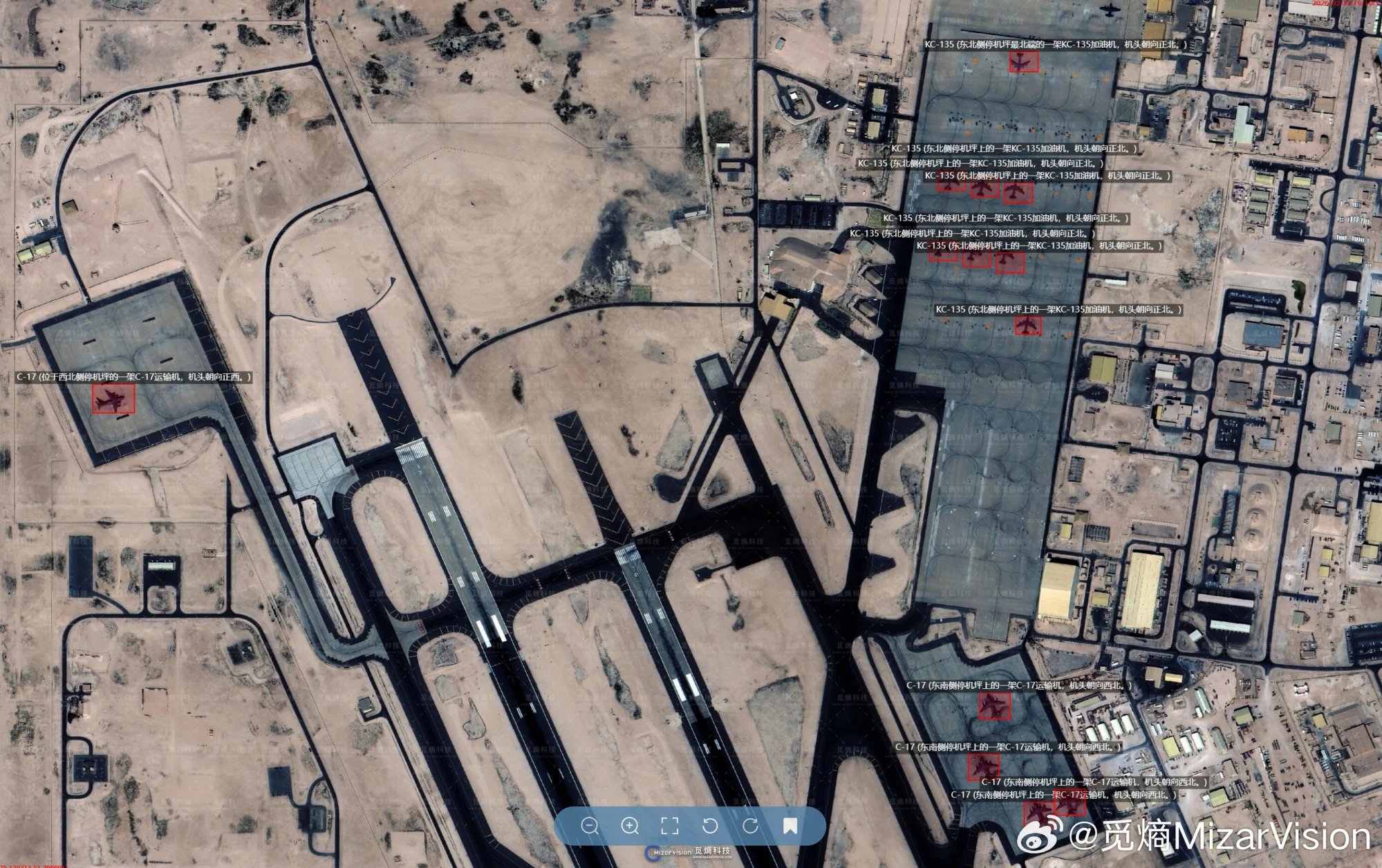 Imagen satelital de la Base Aérea de Al Udeid, en Qatar, donde se observan varias aeronaves militares estadounidenses estacionadas en plataforma. En el sector derecho destacan múltiples aviones cisterna KC-135 alineados en la zona de estacionamiento, mientras que en el área inferior y occidental se identifican aviones de transporte estratégico C-17. La concentración de aeronaves de reabastecimiento y carga pesada evidencia una capacidad reforzada de apoyo logístico y proyección operativa en Medio Oriente./ Créditos: Weibo