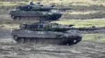 ARCHIVO - Dos tanques Leopard 2 se ven en acción en el Cuartel Mariscal de Campo Rommel en Augustdorf, Alemania, el miércoles 1 de febrero de 2023. Alemania quiere recomprar tanques Leopard 2 fuera de servicio de Suiza para reemplazar los tanques que Berlín y sus aliados occidentales están enviando a Ucrania, dijo el gobierno suizo el viernes. (Foto AP/Martin Meissner, Archivo)