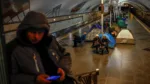 Personas se refugian dentro de una estación de metro durante un ataque nocturno con misiles y drones rusos en Kiev, Ucrania, el 7 de febrero de 2026. Crédito: Alina Smutko, Reuters