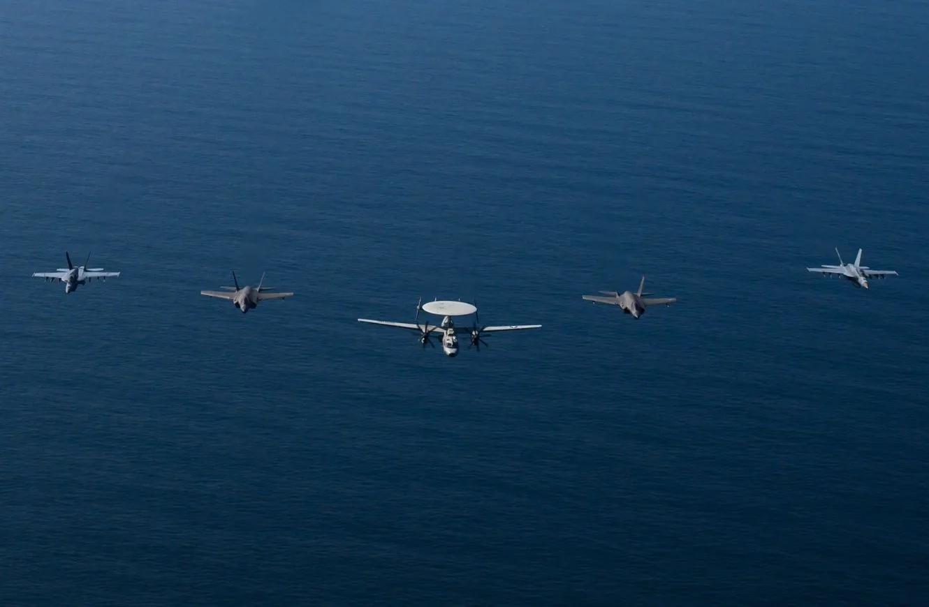 Despliegue del al grupo de ataque del portaaviones USS Abraham Lincoln operando en el Mar Arábigo. Crédito: CENTCOM