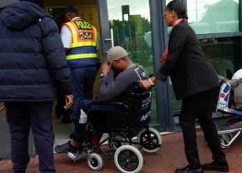 Un sudafricano que fue reclutado para luchar en la guerra de Rusia contra Ucrania regresa a su país al aeropuerto internacional King Shaka de Durban, Sudáfrica, el 25 de febrero de 2026/ Créditos: Rogan Ward/Reuters.