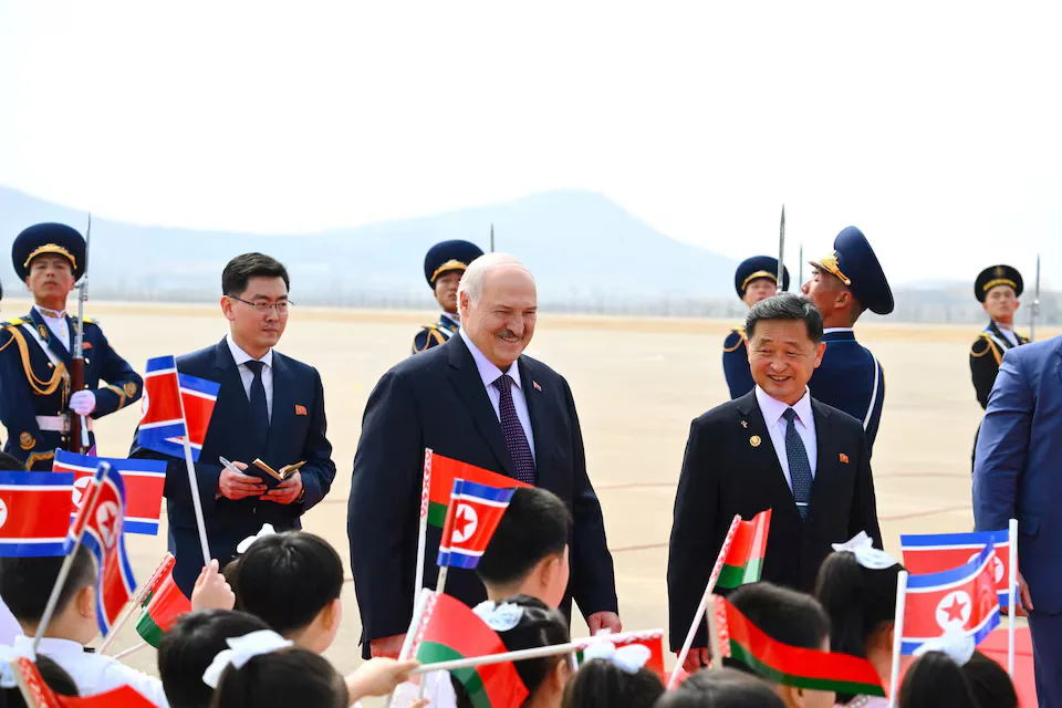 El presidente bielorruso, Alexander Lukashenko, llega al Aeropuerto Internacional de Pyongyang, en Pyongyang (Corea del Norte), el 25 de marzo de 2026. Presidente de la República de Bielorrusia. Créditos: Reuters.