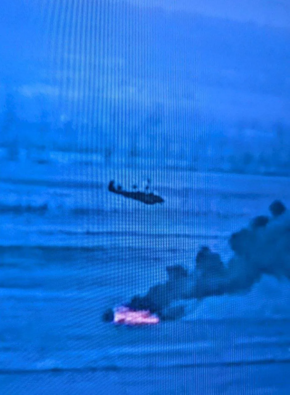 Un helicóptero de ataque ruso Ka-52 arde en tierra tras un ataque con un dron FPV ucraniano, el 20 de marzo de 2026. Créditos: ssternenko/Telegram