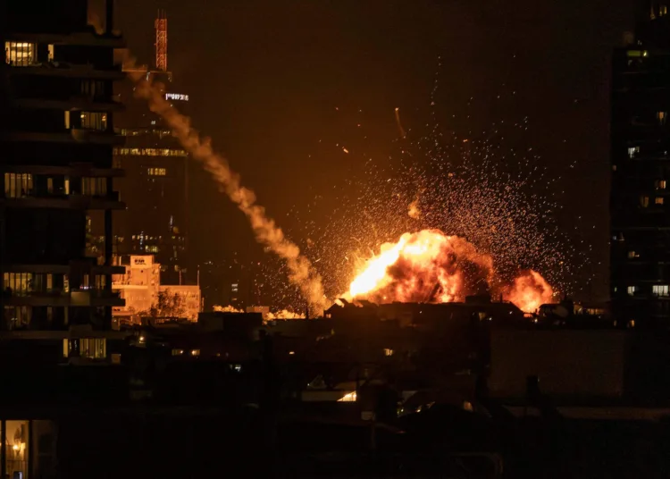 Una bola de fuego se elevó sobre Tel Aviv tras un ataque con drones al inicio de la guerra, el 28 de febrero. Crédito: AFP