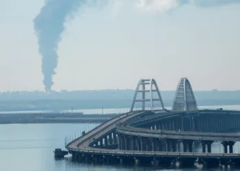 Una densa columna de humo se eleva desde un depósito de combustible ruso en llamas cerca del Puente de Crimea, una ruta clave que conecta Rusia con Crimea y que Moscú utiliza para transportar tropas y equipo al frente en Ucrania. Créditos: REUTERS/Stringer.