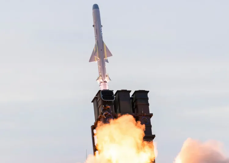 Está previsto que, para marzo de 2028, se realicen despliegues adicionales de misiles Tipo 12 mejorados y misiles de alta velocidad (HGV) en otras ubicaciones de Japón, entre ellas Hokkaido, en el norte, y Miyazaki, en el sur. Créditos: Commonwealth de Australia, Ministerio de Defensa.