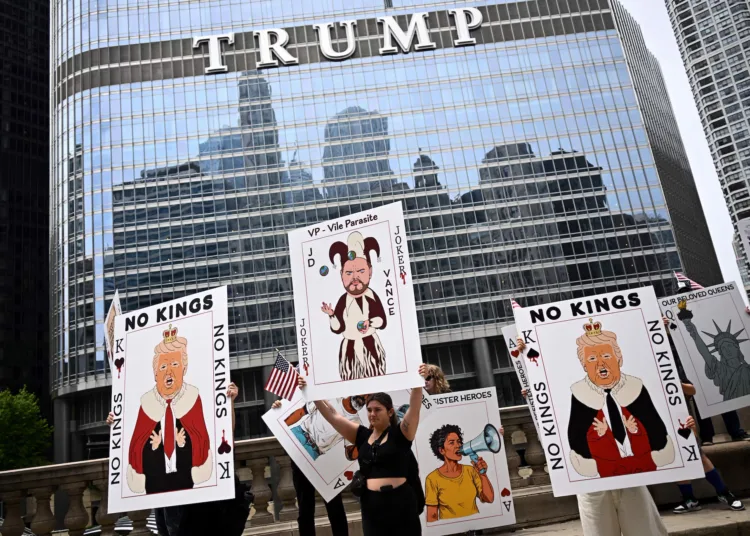 Protestas masivas en contra de Trump bajo el lema de No Kings en Chicago, Illinois. Créditos: REUTERS/Dylan Martinez