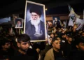 Los chiitas iraquíes llevan un retrato del Líder Supremo de Irán, el Ayatolá Ali Khamenei, durante una protesta contra los ataques de Estados Unidos e Israel a Irán en un puente que conduce a la Zona Verde, donde se encuentra la embajada de Estados Unidos, en Bagdad, el 28 de febrero de 2026. Foto: AFP