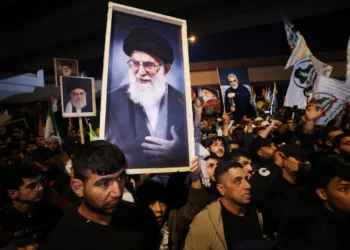 Los chiitas iraquíes llevan un retrato del Líder Supremo de Irán, el Ayatolá Ali Khamenei, durante una protesta contra los ataques de Estados Unidos e Israel a Irán en un puente que conduce a la Zona Verde, donde se encuentra la embajada de Estados Unidos, en Bagdad, el 28 de febrero de 2026. Foto: AFP
