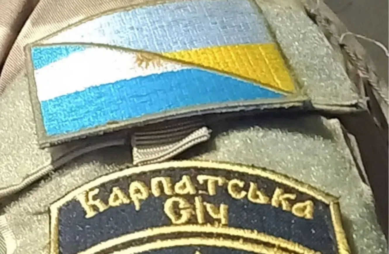 Foto ilustrativa: parche de las banderas de Argentina y Ucrania y escudo de la legión Internacional de las Fuerzas Armadas de Ucrania. Crédito: archivo