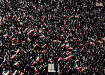 La gente asiste a una reunión para apoyar al nuevo líder supremo de Irán, Mojtaba Khamenei, en Teherán, Irán, el 9 de marzo. Créditos: Majid Asgaripour/WANA.