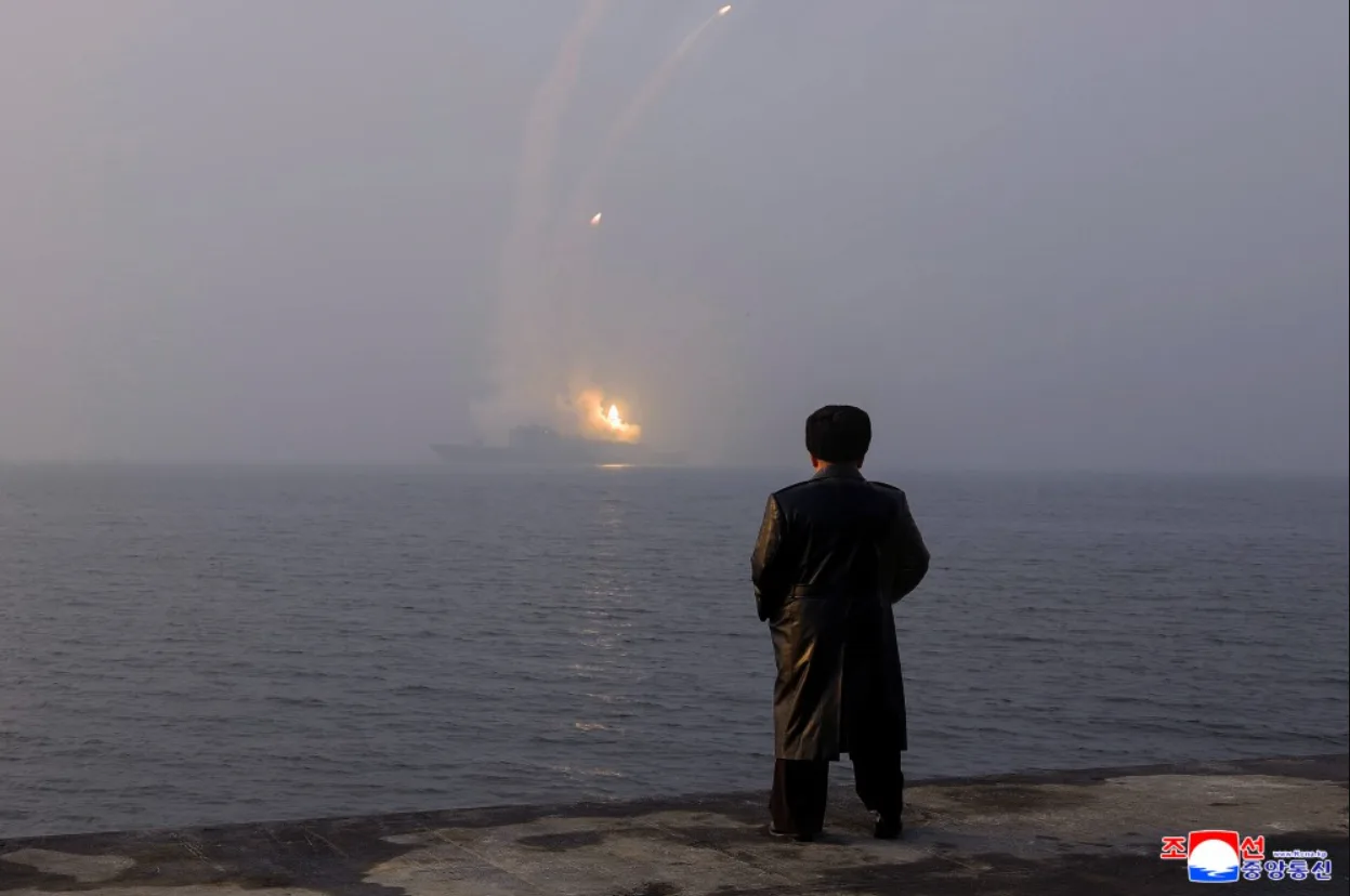 Kim Jong Un observa el lanzamiento de un misil de crucero estratégico desde el destructor Choe Hyon durante su visita de inspección al buque/ Créditos: KCNA
