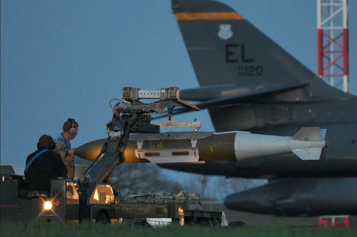 Personal de tierra carga municiones en un bombardero B-1 de la Fuerza Aérea de los Estados Unidos en la base aérea de Fairford. Imágenes de Getty