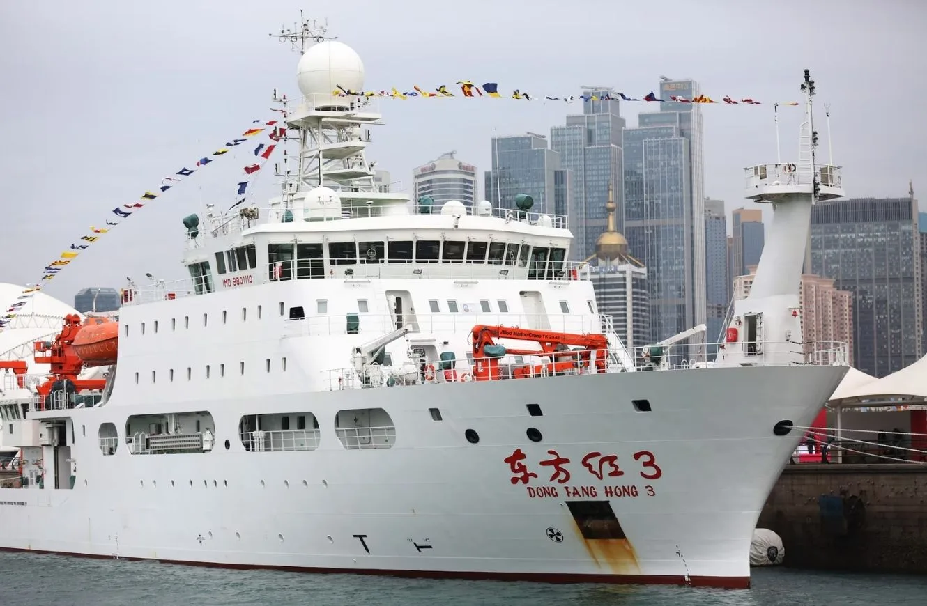 El Dong Fang Hong 3 atracó en Qingdao, provincia de Shandong. El barco de investigación, cuyo nombre se traduce como "El Este es Rojo", pasó los años 2024 y 2025 moviéndose de un lado a otro en los mares cerca de Taiwán y Guam, y alrededor de tramos estratégicos del Océano Índico, según muestran los datos de seguimiento de barcos. Cnsphoto vía REUTERS