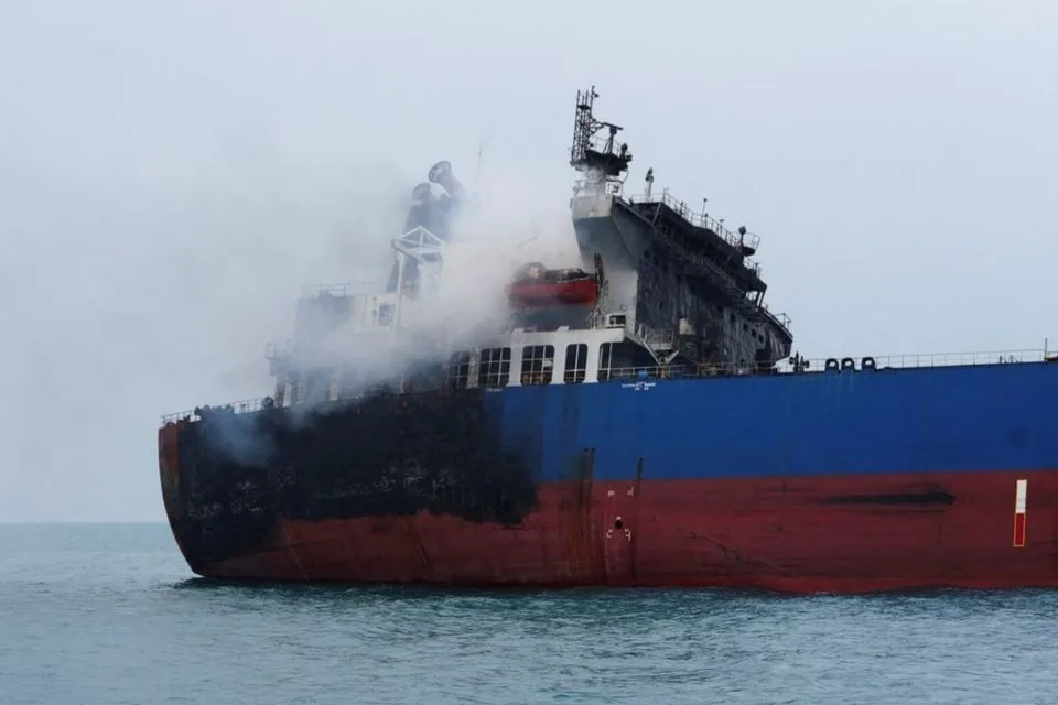 Un petrolero extranjero que transportaba fuelóleo iraquí resultó dañado tras incendiarse en aguas territoriales iraquíes, cerca de Basora, Irak, el 12 de marzo. Créditos: Reuters/ Mohammed Aty.