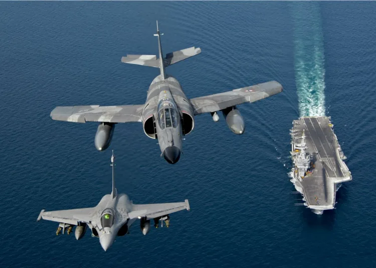 El portaaviones Charles de Gaulle de la Marina Nacional de Francia navega con su grupo de combate, en el marco del despliegue ordenado por el presidente Emmanuel Macron hacia el Mediterráneo ante la escalada en Medio Oriente y las tensiones en el Estrecho de Ormuz/ Créditos: Marine Nationale