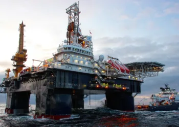 La imagen difundida por Eco Atlantic Oil & Gas muestra la plataforma semisumergible Island Innovator operando en alta mar/ Créditos: Eco Atlantic Oil & Gas