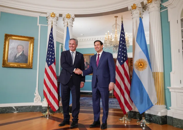 El Secretario Rubio con el Ministro de Relaciones Exteriores de Argentina, Pablo Quirno en una reunión del 14 de noviembre de 2025 para reafirmar su alianza sólida. "Juntos, impulsaremos el crecimiento económico, promoveremos tecnologías confiables y fortaleceremos la seguridad regional", declaró Rubio/ Crédito: Cuenta oficial del Departamento de Estado de EE.UU. en español.