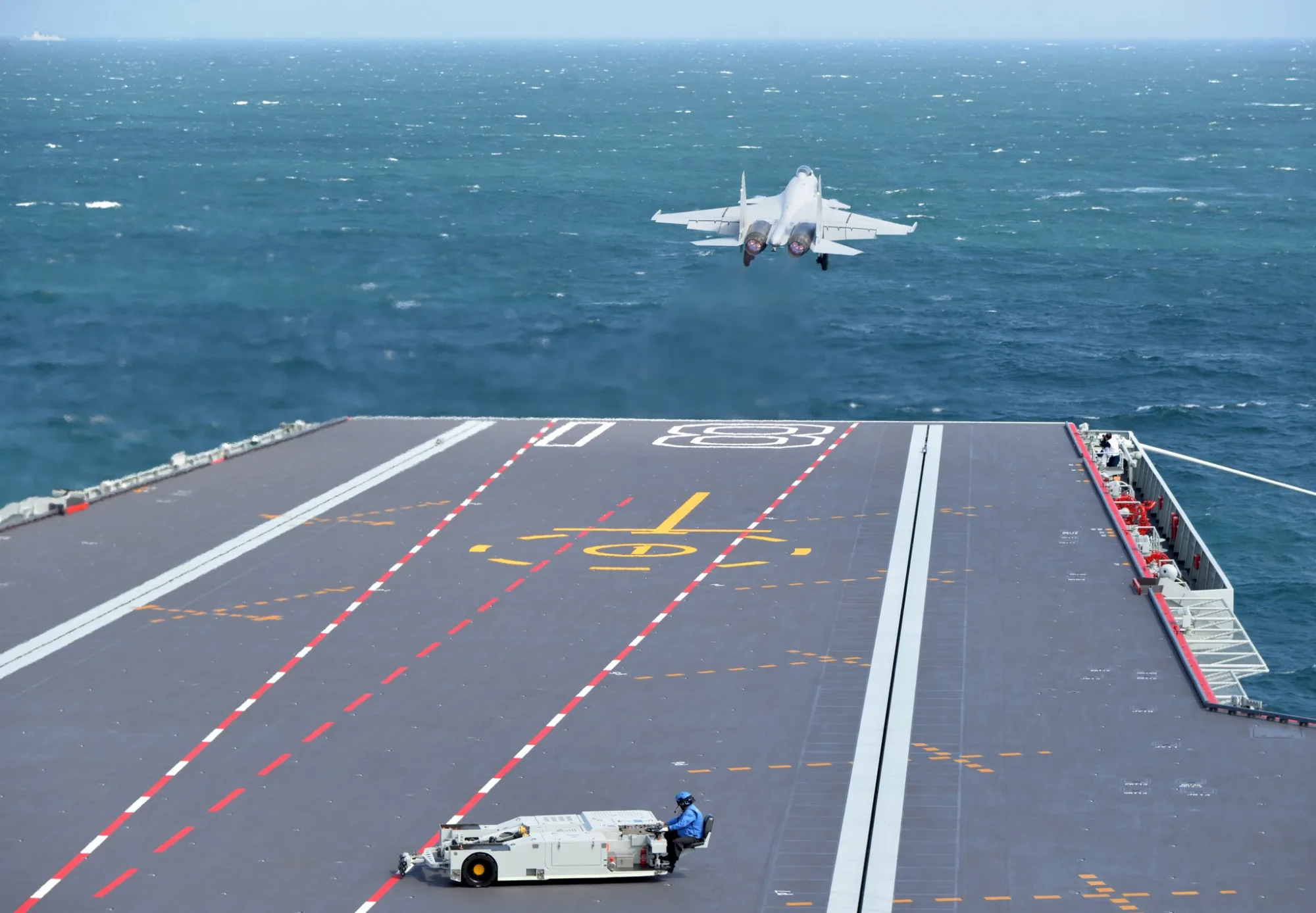 El Grupo Operativo de Portaaviones 18 realiza su primer ejercicio real en el mar el 18 de noviembre de 2025. Créditos: Armada de China.