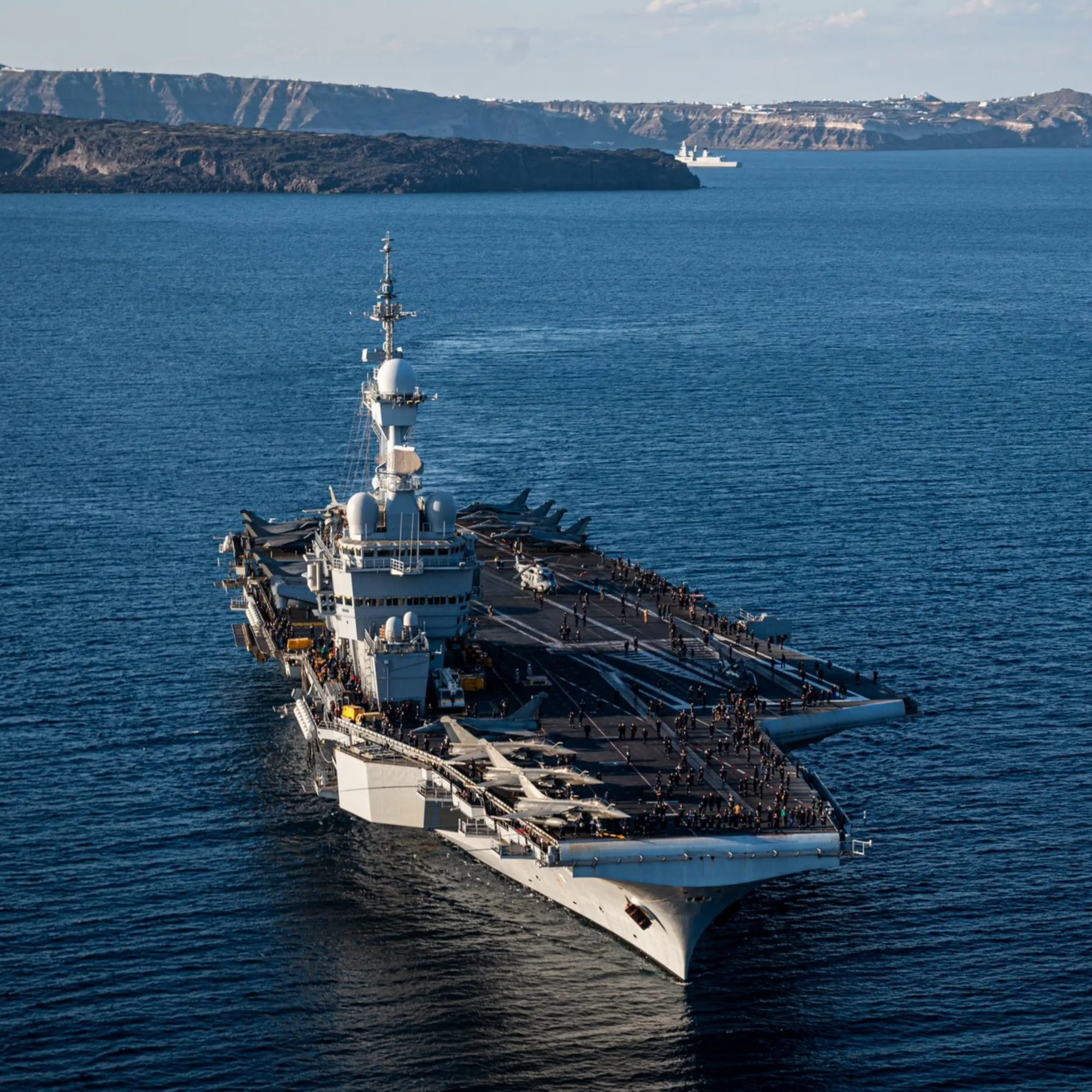 El portaaviones francés Charles de Gaulle navega en el Mediterráneo como parte del despliegue ordenado por el presidente Emmanuel Macron ante la escalada del conflicto en Medio Oriente y las tensiones en rutas estratégicas como el Estrecho de Ormuz/ Créditos: OTAN en français