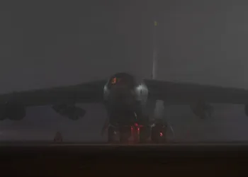 CENTCOM resalta la dominancia aérea conjunta de las fuerzas de EE.UU. e Israel sobre Irán, acompañado de fotos de un F-35 despegando y bombarderos B-52 y B-1B en acción nocturna y diurna durante operaciones recientes/ Créditos: La cuenta oficial del Mando Central de Estados Unidos.