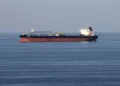 Petroleros atraviesan el Estrecho de Ormuz, por donde transitan en promedio 20 millones de barriles de crudo por día, convirtiéndolo en uno de los corredores energéticos más estratégicos del mundo/ Créditos: Reuters