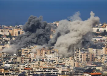 El humo se eleva tras un ataque israelí en los suburbios del sur de Beirut, tras una escalada entre Hezbolá e Israel en medio del conflicto entre Estados Unidos e Israel con Irán, visto desde Baabda, Líbano, el 4 de marzo de 2026/ Créditos: REUTERS.