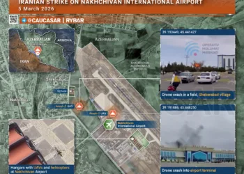 Drones Arash-2 iraníes habrían impactado en el Aeropuerto Internacional de Najichiván, en Azerbaiyán, según reportes difundidos en redes sociales. Imágenes muestran daños en una de las terminales, mientras que un segundo dron se habría estrellado cerca de una escuela en la aldea de Shekarabad. El Ministerio de Asuntos Exteriores de Azerbaiyán informó que al menos dos personas resultaron heridas/ Créditos: X