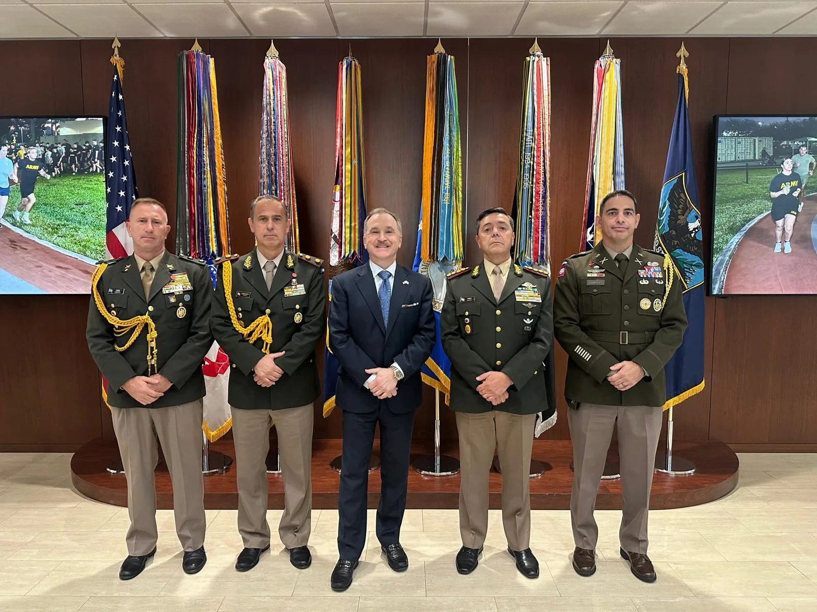 Argentina reafirma cooperación con EE.UU. contra el narcotráfico en conferencia hemisférica en Miami/ Créditos: Embajador Peter Lamelas