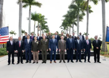 El ministro de Defensa argentino, Carlos Presti, participó el jueves en la Conferencia Contra Carteles de las Américas, celebrada en Doral, Florida, un encuentro impulsado por el Comando Sur de Estados Unidos que busca reforzar la cooperación regional frente al narcotráfico, el crimen organizado y otras amenazas transnacionales/ Créditos: Official U.S. Department of War X account.